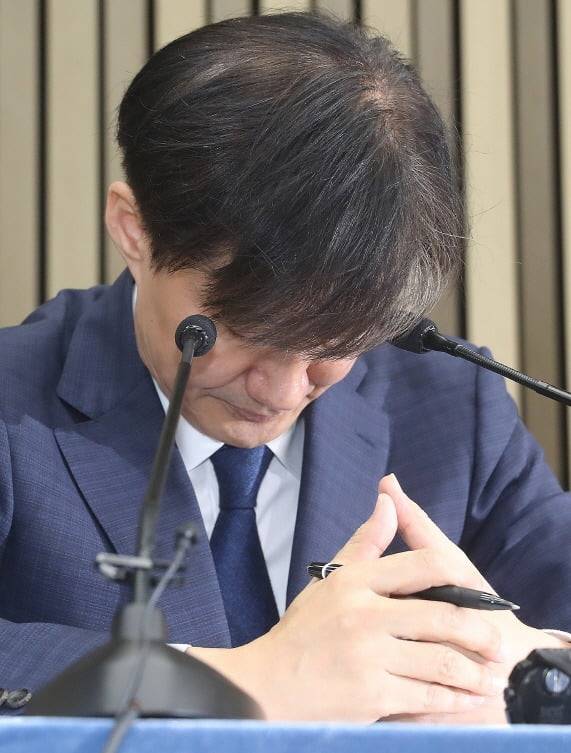 조국 법무부 장관 후보자가 2일 오후 국회에서 열린 기자간담회에서 가족들에 관련한 질문이 이어지자 복받치는 감정 누르고 있다 (사진=연합뉴스)