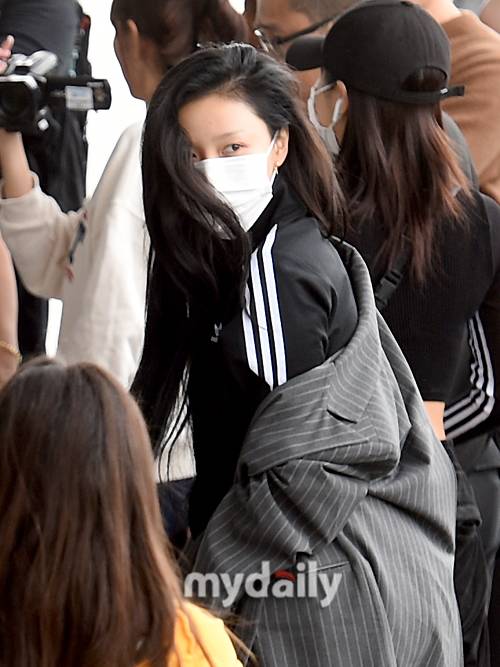 ▲ 마마무 화사 '트레이복에 재킷 매치'