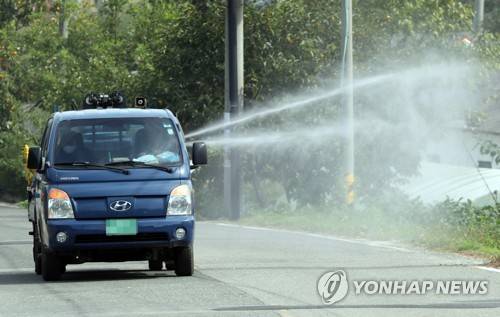 강화군 돼지열병 확진 양돈농가 방역작업 (인천=연합뉴스) 윤태현 기자 = 인천 강화지역에 아프리카돼지열병(ASF)가 확산해 방역당국에 비상이 걸린 26일 ASF가 확진된 인천시 강화군 불은면 한 양돈농장 인근에서 방역차량이 소독약을 살포하고 있다. 2019.9.26 tomatoyoon@yna.co.kr