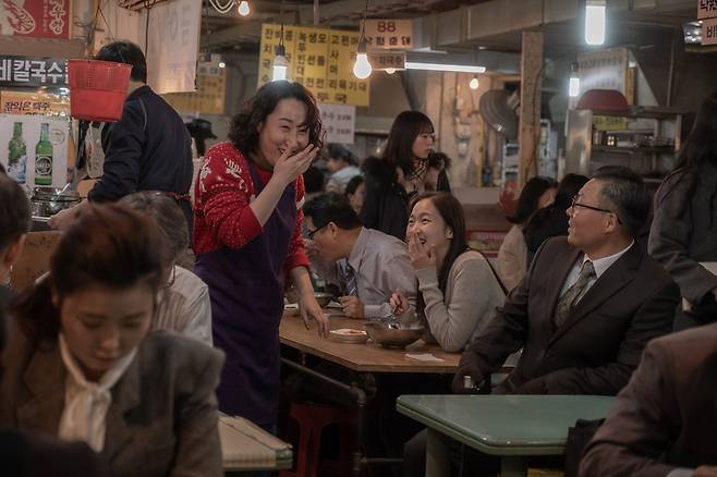 영화 <유열의 음악앨범> 중 한 장면. 주인공의 의붓언니 은자(김국희)는 시장에서 수제비 가게를 하며 딸을 부양한다. 씨지브이(CGV)아트하우스 제공