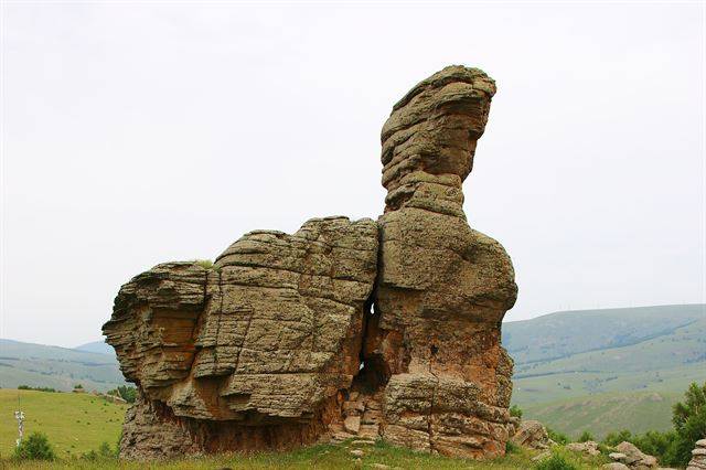 네이멍구 아쓰하투 석림의 ‘곤붕’ 모양 바위. 곤붕은 하루에 9만리를 날아간다는 상상 속의 새다.