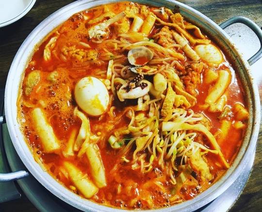 적당히 얼큰하고 개운한 맛이 일품인 동네 즉석 떡볶이. 소주 한 잔과 함께하면 제격이다. 아, 배고파진다.