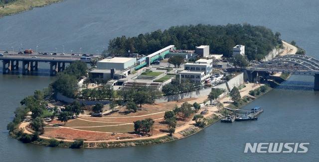 【서울=뉴시스】 고범준 기자 = 18일 서울 용산구 노들섬 라이브하우스에서 열린 '노들섬 음악중심 복합문화공간' 개장 프레스투어가 진행되고 있는 가운데 노들섬 모습이 보이고 있다. 오는 28일 정식개장하는 노들섬은 자연환경과 어우러질 수 있도록 3층 높이의 건축물들이 배치되어 있고, 음악 복합문화공간을 구성하고 있는 주요시설은 라이브하우스(대중음악 전문 공연장), 노들서가(서점 겸 도서관), 엔테이블(음식문화공간), 식물도(식물공방) 등이다. 2019.09.18. bjko@newsis.com