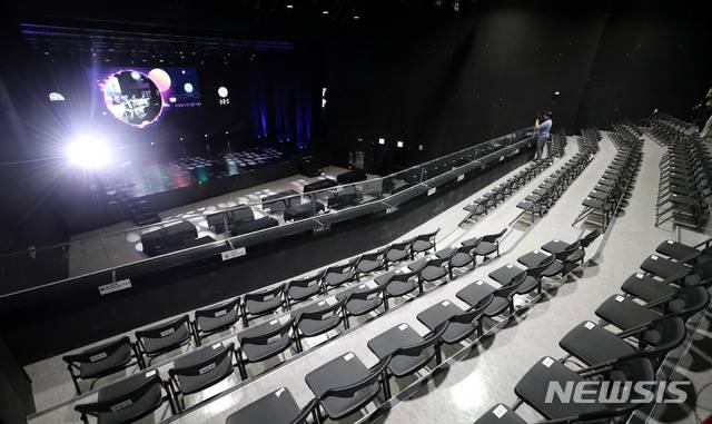 【서울=뉴시스】 고범준 기자 = 18일 서울 용산구 노들섬 라이브하우스에서 열린 '노들섬 음악중심 복합문화공간' 개장 프레스투어에서 공연장이 공개되고 있다. 오는 28일 정식개장하는 노들섬은 자연환경과 어우러질 수 있도록 3층 높이의 건축물들이 배치되어 있고, 음악 복합문화공간을 구성하고 있는 주요시설은 라이브하우스(대중음악 전문 공연장), 노들서가(서점 겸 도서관), 엔테이블(음식문화공간), 식물도(식물공방) 등이다. 2019.09.18. bjko@newsis.com