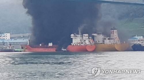 울산서 정박 선박 폭발 (울산=연합뉴스)  28일 오전 10시 51분께 울산시 동구 염포부두에 정박해 있던 2만5천881t급 석유제품 운반선에서 폭발과 함께 화재가 발생해 연기가 치솟고 있다.   [독자 제공.재판매 및 DB 금지] young@yna.co.kr