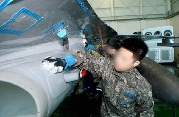 지난 1월 15일 전북 군산의 공군 제38전투비행전대(38전대) 장병들이 부대 내 세척장에서 전투기에 묻은 미세먼지 등을 닦아내고 있다. /연합뉴스