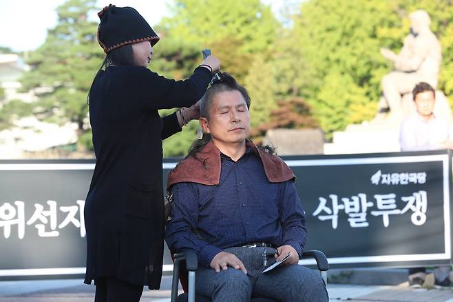 황교안 자유한국당 대표가 16일 오후 청와대 분수대 앞에서 `문재인 정권의 헌정유린 중단과 조국 법무부 장관 파면을 촉구'하며 삭발을 하고 있다.강창광 기자 chang@hani.co.kr