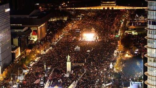 ‘민중 총궐기’ 형식의&nbsp;대규모 집회가 열린 2016년 11월12일 오후 서울 광화문광장에서 시청 앞 광장까지 가득 메운 인파를 담은 사진. 연합뉴스