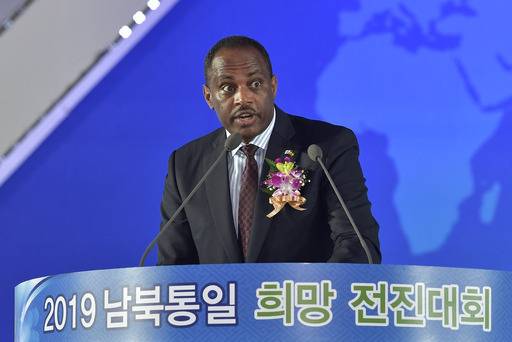 쉬페로 시구테 에티오피아 대사관 특명전권대사가 29일 강원도 강릉 스피드스케이팅 경기장에서 열린 ‘2019 남북통일 희망 전진대회’에 참석해 격려사를 하고 있다. 강릉=하상윤 기자
