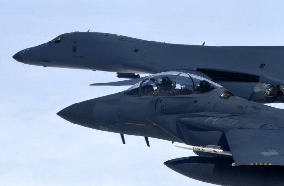 30일 한국공군 F-15K 전투기의 호위를 받은 미 공군 B-1B 전략폭격기가 한반도 상공을 비행하고 있다. 공군 제공=연합뉴스