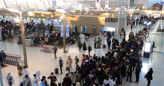 명절 연휴를 이용해 해외여행을 떠나는 국민이 부쩍 늘었다. 공항이 붐빌 것을 대비해 항공 체크인, 환전, 여행자보험 가입 등을 미리 해두는 게 좋다. [중앙포토]