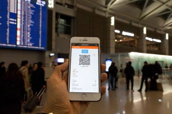 모바일 탑승권을 출시한 항공사도 있다. 모바일 탑승권을 쓸 수 있고, 부칠 짐이 없다면 공항 수속 카운터를 들를 필요없이 입국심사대로 직행해도 된다. [중앙포토]