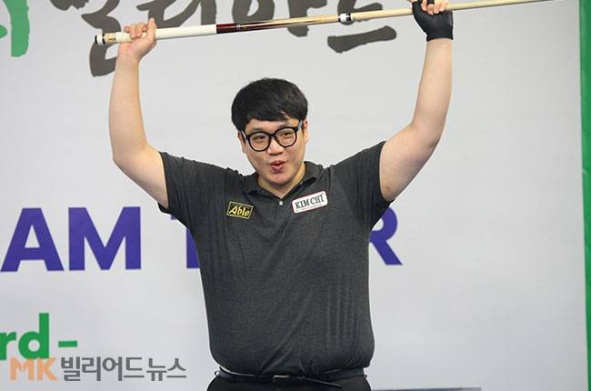 올해 26세 ‘3쿠션 젊은피’ 선지훈이 PBA 드림(2부) 3차전 결승서 드림투어 "초대챔피언" 윤균호를 4:0으로 꺾고 정상에 올랐다. 우승직후 선지훈이 큐를 들고 환호하고 있다.