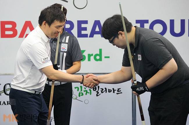 1차 드림투어 우승을 차지했던 윤균호는 두 번째 정상에 도전했으나 결승서 아쉽게 고배를 마셨다. 경기에 앞서 윤균호와 선지훈이 악수하고 있다.