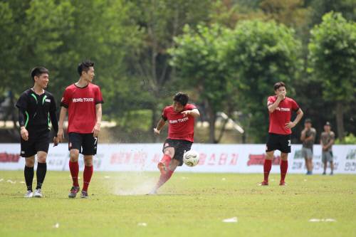 프리킥을 시도하는 이천수. 제공 | 터치플레이