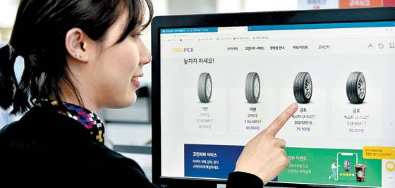 SK네트웍스가 제공하는 타이어 전문 인터넷·모바일 플랫폼인 '타이어픽'에서 소비자가 자신의 차량에 맞는 타이어를 알아보고 있다. 이 플랫폼에서 차종과 연식을 입력하면 규격에 맞는 다양한 제조사 제품을 추천받고, 일반 오프라인 정비소나 타이어 장착점에서 구입하는 것보다 비교적 저렴하게 구매할 수도 있다. /SK네트웍스