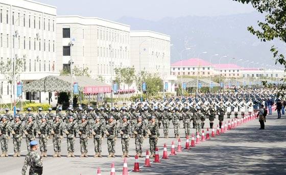 25일 오전 중국 베이징(北京) 창핑(昌平)구 인민해방군 열병식 연합 훈련소에서 중국 육·해·공군과 유엔 평화유지군 의장대가 건국 70주년(10월 1일)을 맞아 열리는 열병식 훈련을 하고 있다. [연합뉴스]