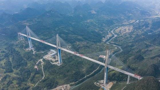 교각 3개가 2135m의 다리를 떠받치고 있는 중국 구이저우성 핑탄대교는 올 년말에 개통된다. [신화=연합뉴스]