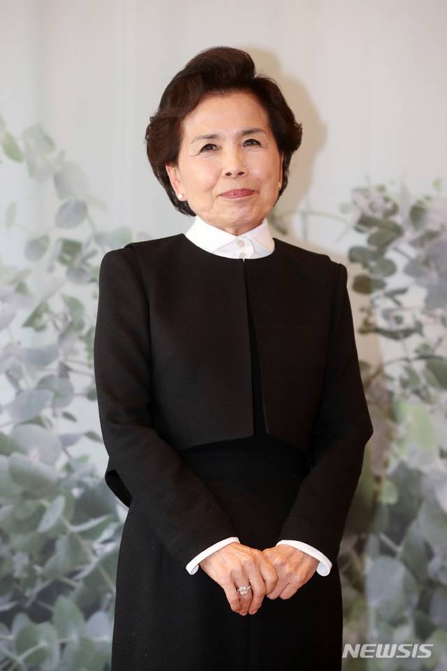 【서울=뉴시스】박미소 수습기자 = 데뷔 60주년을 맞이한 가수 이미자가 서울 중구 웨스틴 조선호텔에서 열린  '60주년 기념 음반 및 신곡발표회'에서 포토타임을 갖고 있다. 2019.02.21.  misocamera@newsis.com