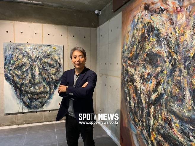 ▲ 홍대 정문 앞에 와우갤러리를 개관한 신문선 관장. 배경 그림은 권순철 작가의 작품 '얼굴' ⓒ한준 기자