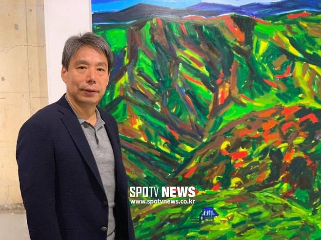 ▲ 서용선 작가의 작품 '오대산 적멸보궁2' 앞에서 포즈를 취한 신문선 관장 ⓒ한준 기자