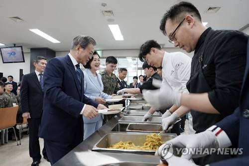 배식받는 문 대통령 (대구=연합뉴스) 한상균 기자 = 문재인 대통령과 김정숙 여사가 1일 오후 대구 공군기지 에서 국군의 날 행사 후 장병들과 오찬을 하고 있다.  xyz@yna.co.kr