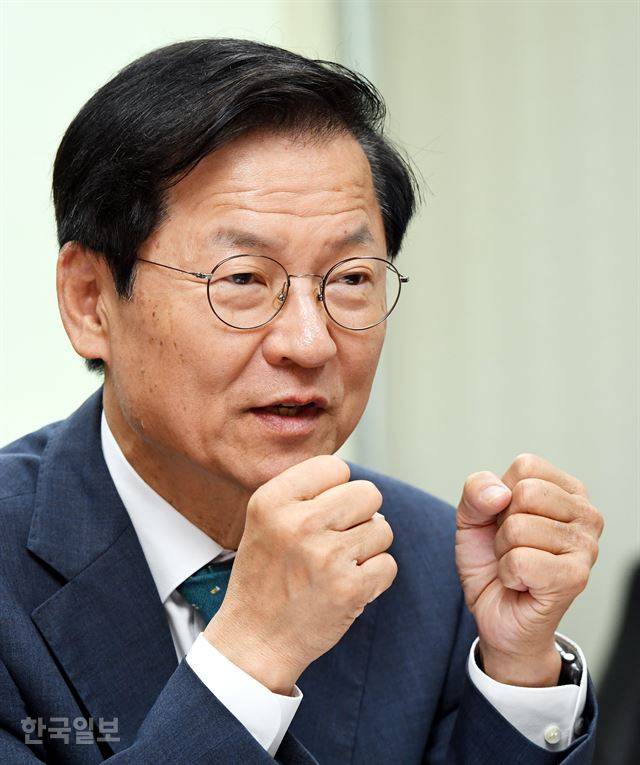 천 의원은 "검찰총장은 소추기관의 수장, 경찰청장은 수사기관의 수장으로서 전문성, 공정성, 독립성을 가지되 양측이 대통령으 정책적 지휘에는 복종하는 권력구도 형성을 위해 고심해야 한다"고 진단했다.
