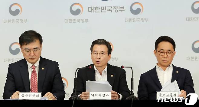 (서울=뉴스1) 이재명 기자 = 김용범 기획재정부 1차관이 1일 오후 서울 세종대로 정부서울청사 브리핑룸에서 부동산시장 점검결과 및 대응방안 관계부처 합동브리핑을 하고 있다. 왼쪽부터 손병두 금융위원회 부위원장, 김용범 차관, 박선호 국토교통부 1차관. 2019.10.1/뉴스1 <저작권자 © 뉴스1코리아, 무단전재 및 재배포 금지>