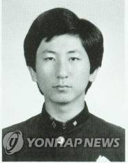 화성연쇄살인 용의자 이춘재 (수원=연합뉴스) 화성연쇄살인사건의 유력한 용의자로 특정된 이춘재(56) 씨가 화성사건을 비롯해 모두 14건의 범행을 저질렀다고 최근 자백한 것으로 1일 확인됐다. 이 씨의 고등학교 졸업사진.