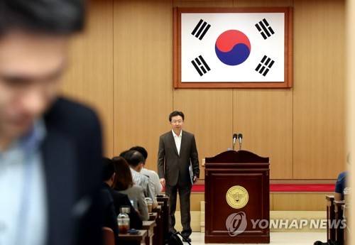 화성사건 비공개 브리핑 시작하는 반기수 수사본부장 (수원=연합뉴스) 권준우 기자 = 2일 오전 경기도 수원시 경기남부지방경찰청 5층 회의실에서 반기수 화성연쇄살인사건 수사본부장이 비공개 브리핑에 앞서 취재진에게 인사하고 있다.      경찰은 이날 화성사건 유력 용의자 이춘재(56) 씨가 9차례 연쇄살인을 포함해 모두 14건의 살인과 30여 건의 강간 및 강간미수 범행을 자백했다고 밝혔다. 2019.10.2 stop@yna.co.kr