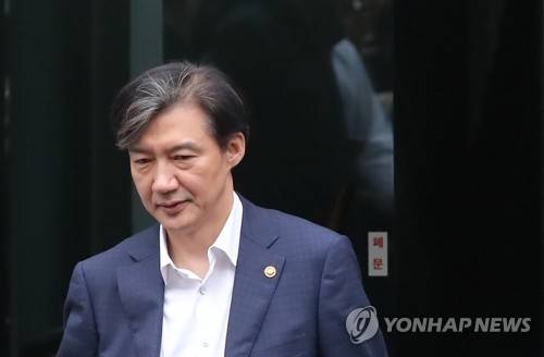 출근하는 조국 장관 (서울=연합뉴스) 이정훈 기자 = 조국 법무부 장관이 2일 오전 서울 서초구 방배동 자택을 나와 출근하고 있다. 2019.10.2 uwg806@yna.co.kr