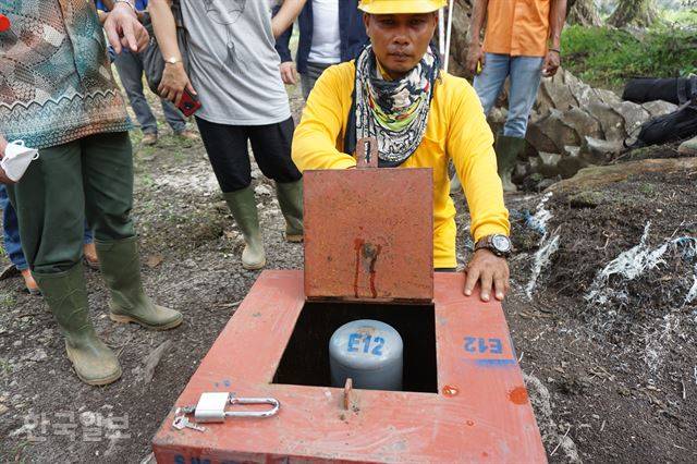 이탄지 수심 측정 장치가 들어있는 철제 상자는 자물쇠를 채워 관리하고 있다.