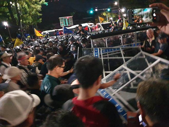 3일 오후 7시30분께 청와대 앞 사랑채에서 범보수 시위대가 바리케이드를 무너뜨리고 있다. 시위대는 경찰의 방패를 빼앗기도 했으며 경찰을 시위대 사이로 끌어내 자칫 경찰이 폭행 당활 위기에 처하기도 했다. 시위대 중 일부는 이날 오후 3시20분께 각목을 휘두르면서 경찰 저지라인을 뚫으려다 35명이 경찰에 연행되기도 했다. [사진=김민지 기자]