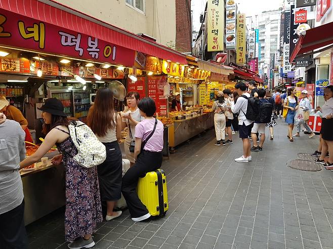 명동에는 큰길 이외에도 골목 골목마다 다양한 여행의 재미를 안겨주는 볼거리, 먹거리 공간이 많다.