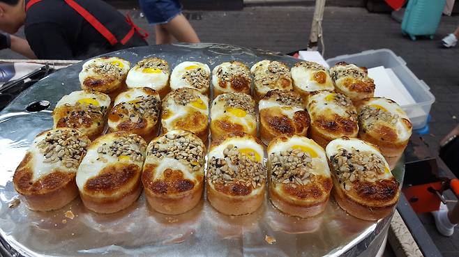 먹음직스러운 계란빵, 주로 중국인, 일본인 위주의 관광객들이 선호하는 길거리 음식들이 많다.