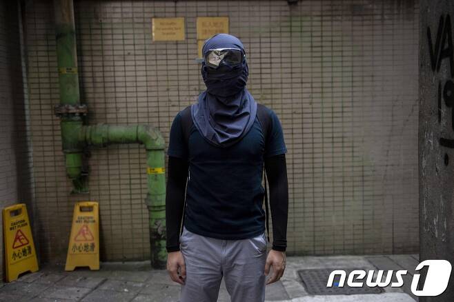 얼굴을 마스크 등으로 완전히 가린 시위대 © AFP=뉴스1