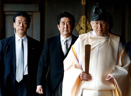 아베 신조 일본 총리가 2013년 12월 26일 야스쿠니 신사를 참배하고 있다. [로이터=연합뉴스]