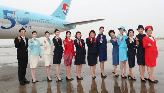 지난 2일 오후 대한항공 창립 50주년을 맞아 대한항공 현직 승무원들과 대한항공 전직 여승무원 동우회(KASA) 소속 회원들이 역대 유니폼을 입고 인천국제공항 대한항공 항공기 정비고 앞에서 기념촬영을 하고 있다.   대한항공은 창립 50주년을 맞아 객실 승무원들이 역대 유니폼 11종을 동시에 입고 근무하는 행사를 내달 6일까지 실시한다. [공항사진기자단]