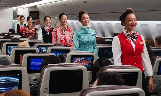 대한항공은 창립 50주년을 맞아 객실 승무원들이 역대 유니폼 11종을 동시에 입고 근무하는 행사를 내달 6일까지 실시한다. [공항사진기자단]