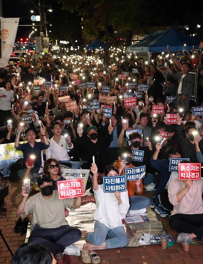 전국대학생연합 주최로 3일 오후 서울 종로구 대학로 마로니에공원 앞에서 열린 조국 법무장관 사퇴 촉구 촛불집회 참가자들이 LED 촛불과 함께 손팻말을 들어보이고 있다. 우상조 기자