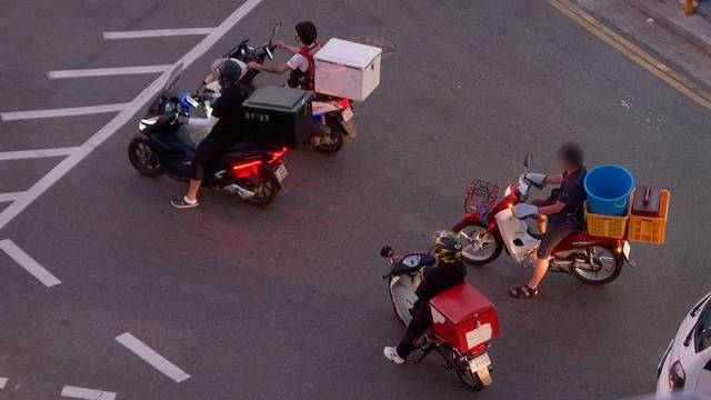 ▲ 지난달 2일 인천 지역에서 라이더들이 배달을 위해 신호를 기다리고 있다. ⓒ공동취재진