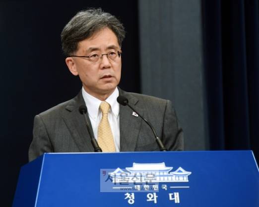 對日 입장 밝히는 김현종 - 일본이 화이트리스트(전략물자 수출심사 우대국)에서 한국을 제외하는 수출무역관리령을 시행한 28일 김현종 청와대 국가안보실 2차장이 청와대 춘추관에서 정부의 입장을 밝히고 있다. 도준석 기자 pado@seoul.co.kr