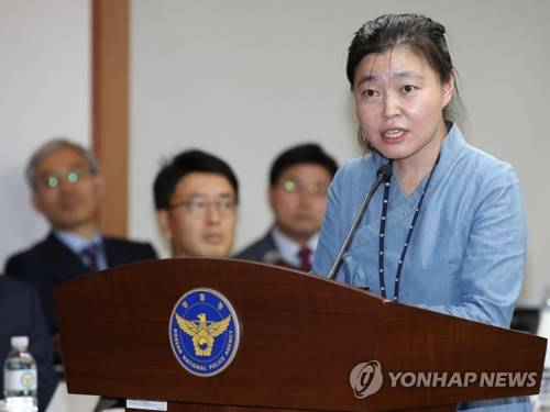 경찰청 국감에서 답변하는 임은정 부장검사 (서울=연합뉴스) 박동주 기자 = 임은정 울산지검 부장검사가 4일 오후 서울 서대문구 경찰청에서 열린 국회 행정안전위원회의 경찰청 국정감사에 참고인으로 출석해 더불어민주당 이재정 의원의 질의에 답하고 있다. 2019.10.4 pdj6635@yna.co.kr