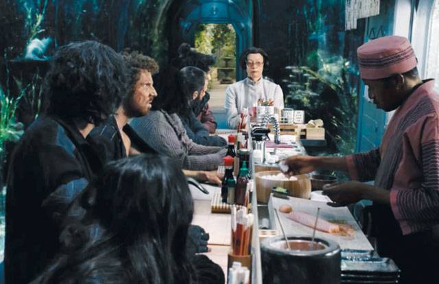 설국열차 카페에서 초밥을 맛보는 꼬리칸 사람들.