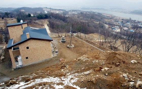 점유취득시효 인정을 위해서는 평온, 공연한 점유여야 하며, 소유권이전등기까지 마쳐야 소유권을 취득한다. [중앙포토]