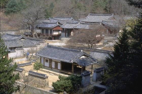 조선 유학의 대표적 성현인 퇴계 이황 선생을 모시는 경북 안동의 도산서원은 그를 잇는 영남학파의 중심지이자 한국 유교의 대표적 명소중 하나이다. [중앙포토]
