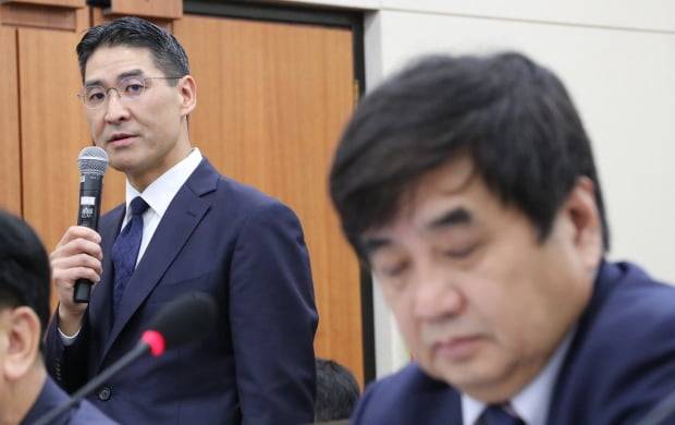 지난  4일 국회에서 열린 과학기술정보방송통신위원회 방송통신위원회 국정감사에서 존리 구글코리아 대표(왼쪽)가 의원 질의에 답변하고 있다. 오른쪽은 한상혁 방통위원장. /사진=연합뉴스