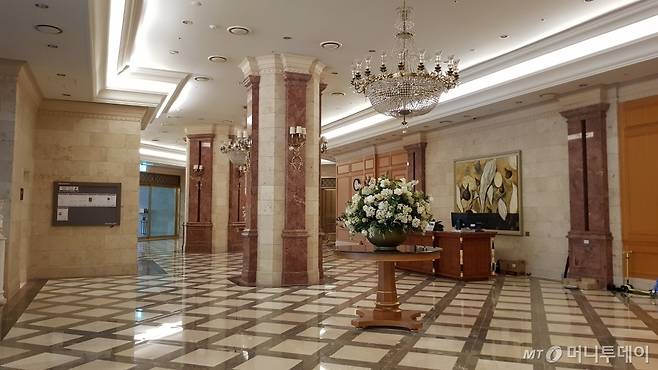 '목동 트라팰리스' 단지 내 로비 모습. 호텔처럼 꾸며져 있다./사진= 박미주 기자
