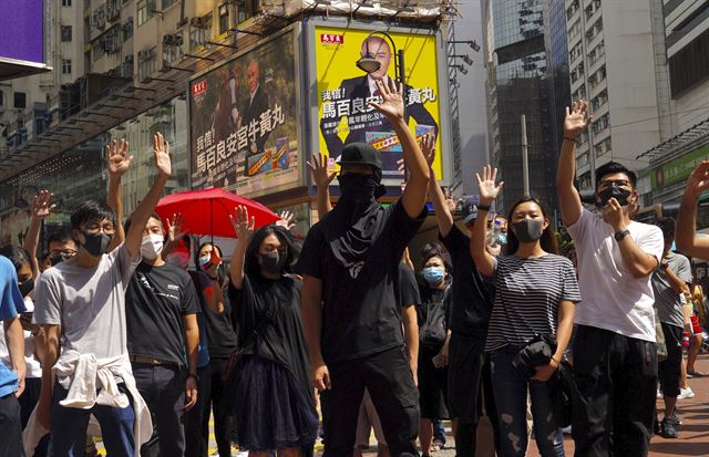 복면이나 마스크를 착용한 홍콩의 시위대. AP 연합뉴스
