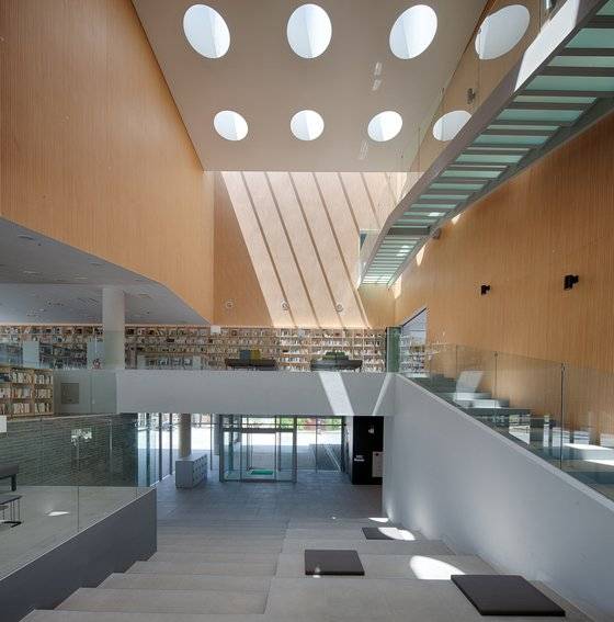 학록도서관의 중앙 전시홀. 이 공간을 중심으로 각종 실이 계단을 따라 배치됐다. 우측 상부의 계단은 시네라이브러리로 가는 하늘계단이다. [사진 김재윤 작가]